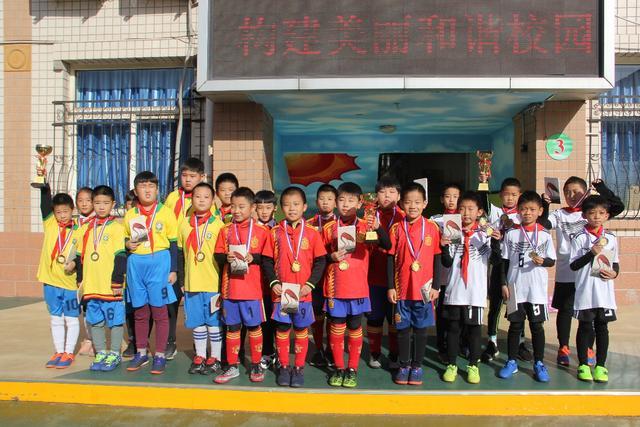 中国男足0-0闷平泰国！狂轰24脚射门0进球！观众人数不如U23比赛